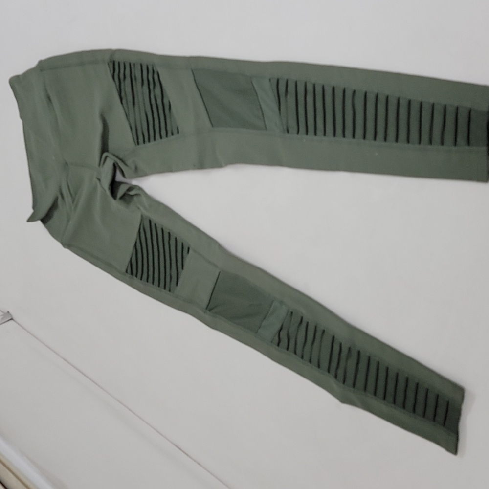 Alo Yoga High Waist Moto Legging Jungle M (one small hole) - Picture 3 of 11